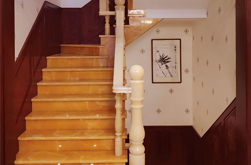 陇南中式别墅室内汉白玉石楼梯的定制安装装饰效果