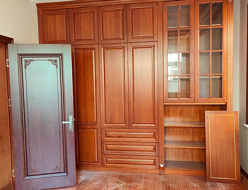 陇南中式家庭装修里定制的实木衣柜效果图